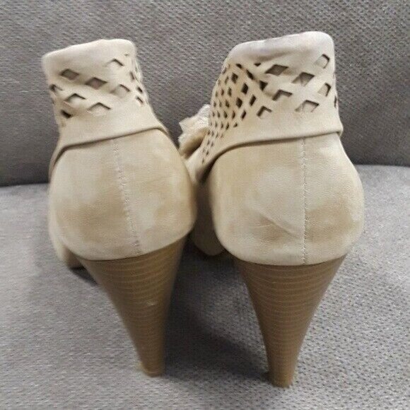 𝅺BKE The Buckle Womens Sole Peep Toe Heels Size 8 Taupe Suede Laser Cut Booties - Picture 5 of 5